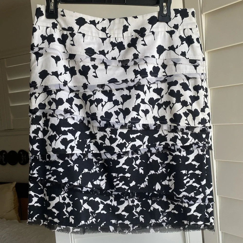 White House Black Market Pencil Skirt 4 Black White Excellent Tiered Floral